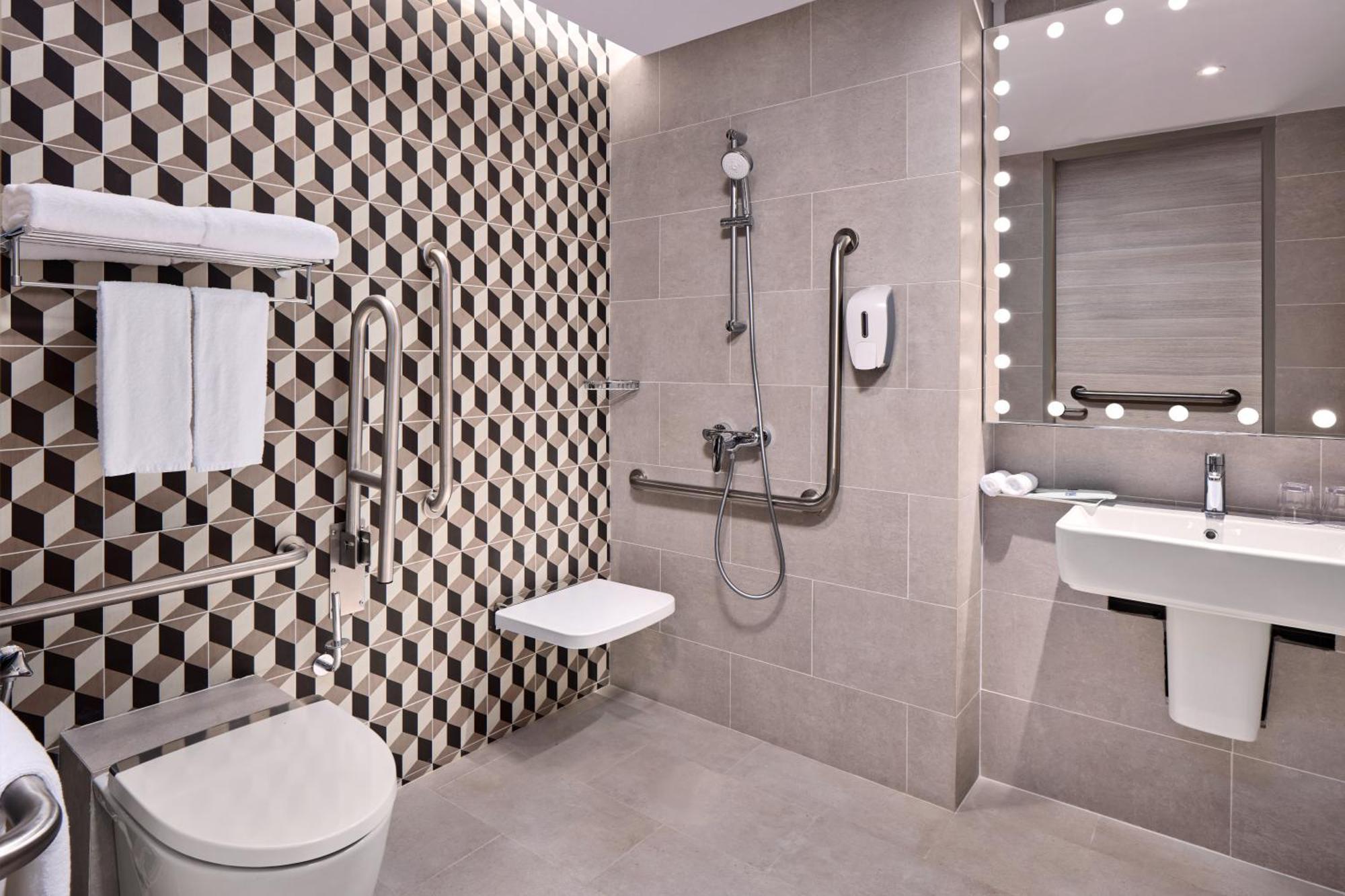 Chambre Lit Queen-Size Standard - Accessible aux Personnes à Mobilité Réduite avec Petit-Déjeuner Gratuit