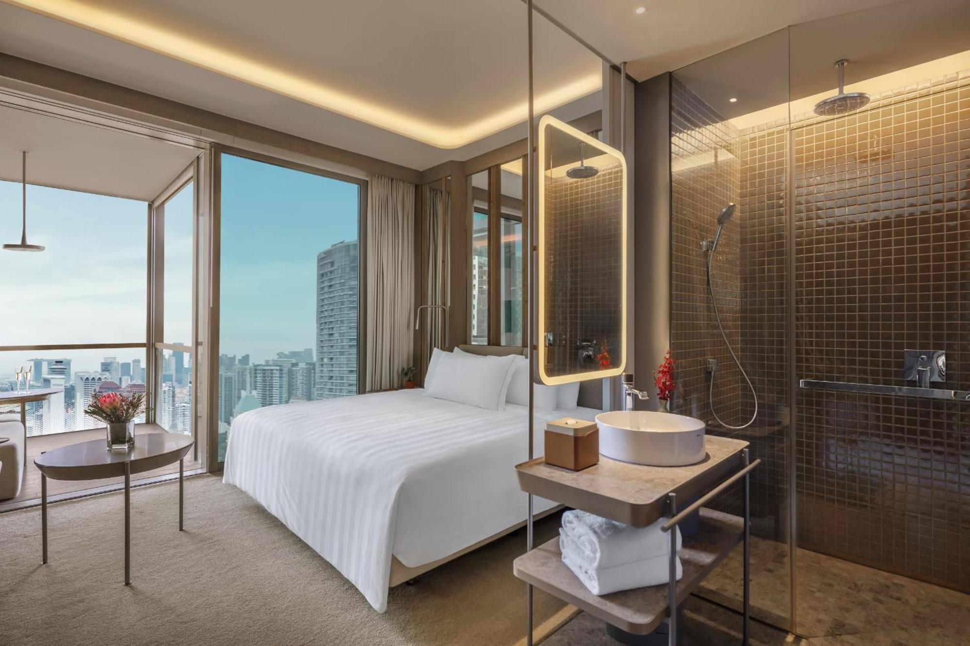 Pacific Club Zimmer mit Kingsize-Bett und Balkon