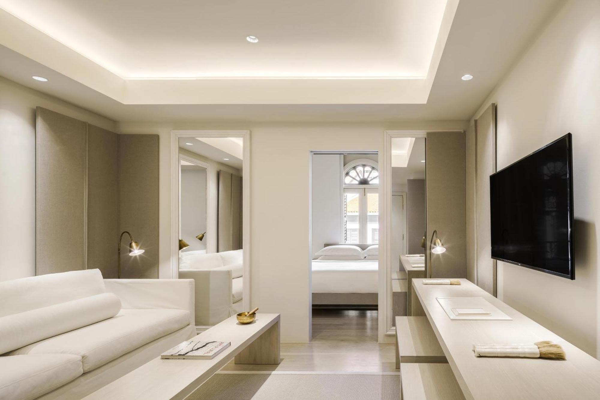 Pearl Club Suite 1 King City View Roundtrip Airport Transfers Club Lounge Access Complimentary Cocktails & Snacks