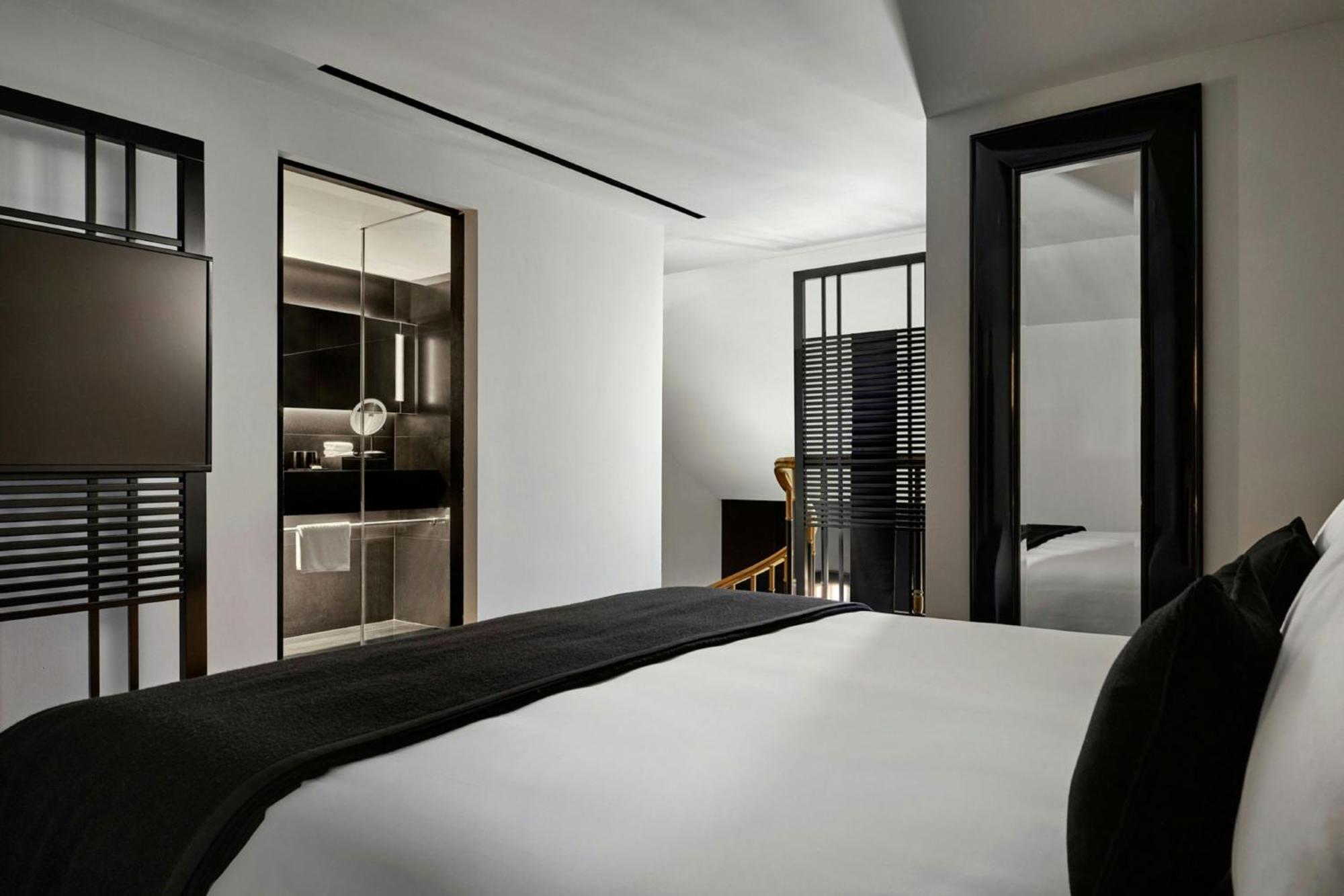 Duplex Club Suite 1 King City View Roundtrip Airport Transfers Club Lounge Access Complimentary Cocktails & Snacks