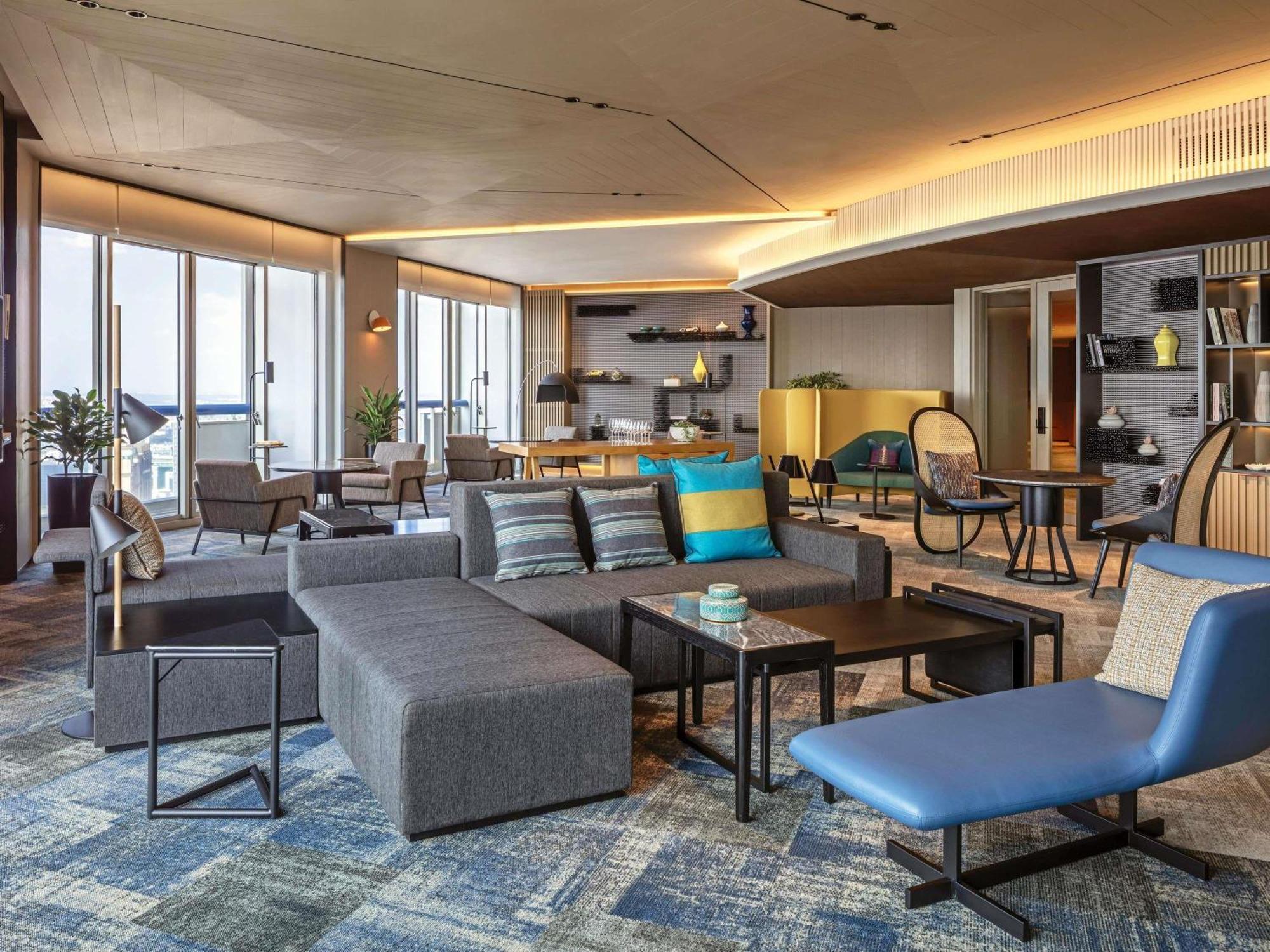 Suite Crest mit Kingsize-Bett und Blick auf die Marina Bay, obere Etage, Zugang zur Lounge und 2 Balkonen
